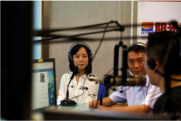 李滨教授(左一)做客《重庆之声》